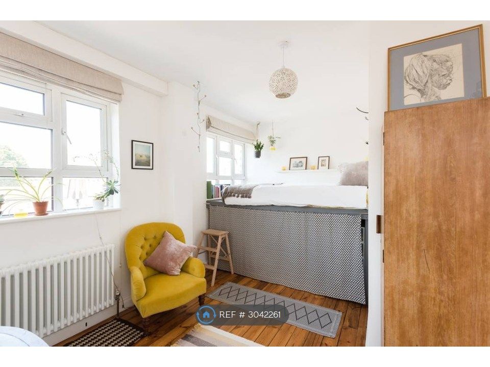Property photo 2 of 8 Main Bedroom With Raised Bespoke Bed