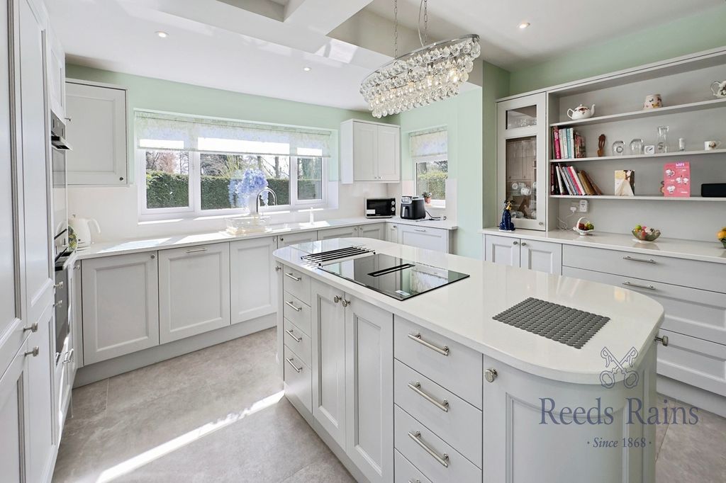 Property photo 2 of 31 Kitchen