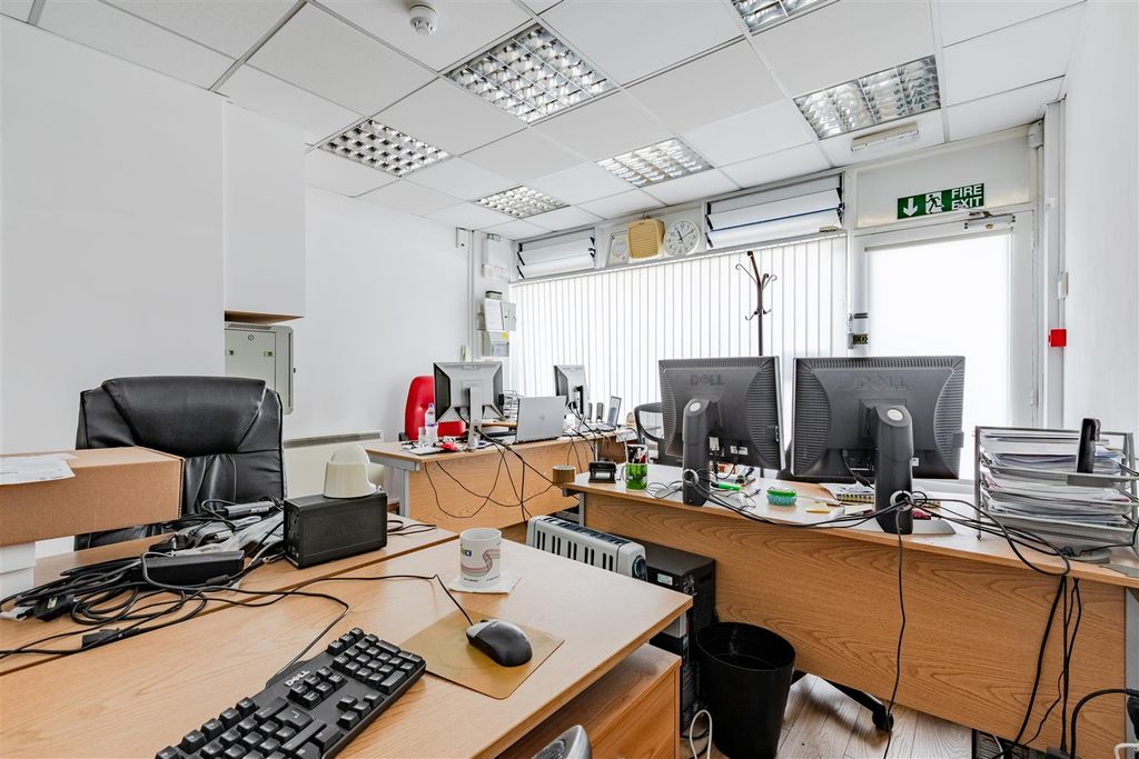 Property photo 3 of 10 Office