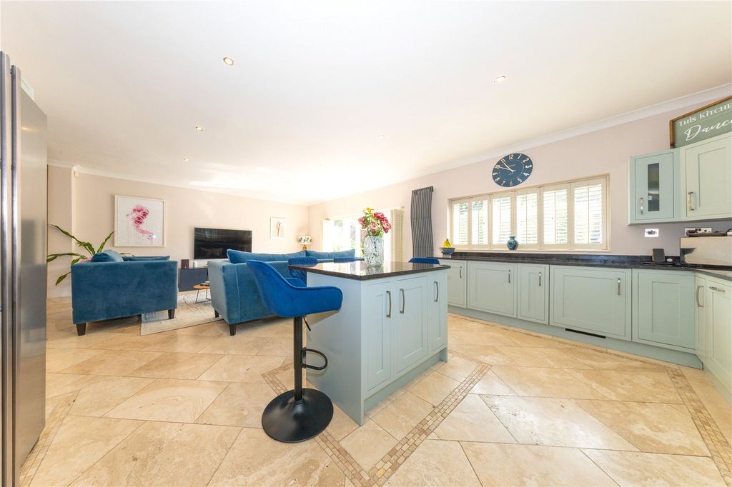 Property photo 1 of 37 Picture No. 23