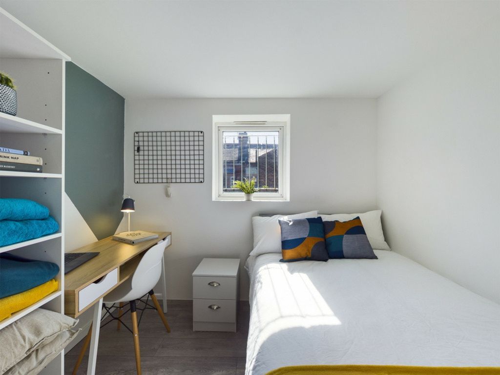 Property photo 2 of 6 A Bright And Tidy Single Bedroom Featuring A Comfo...