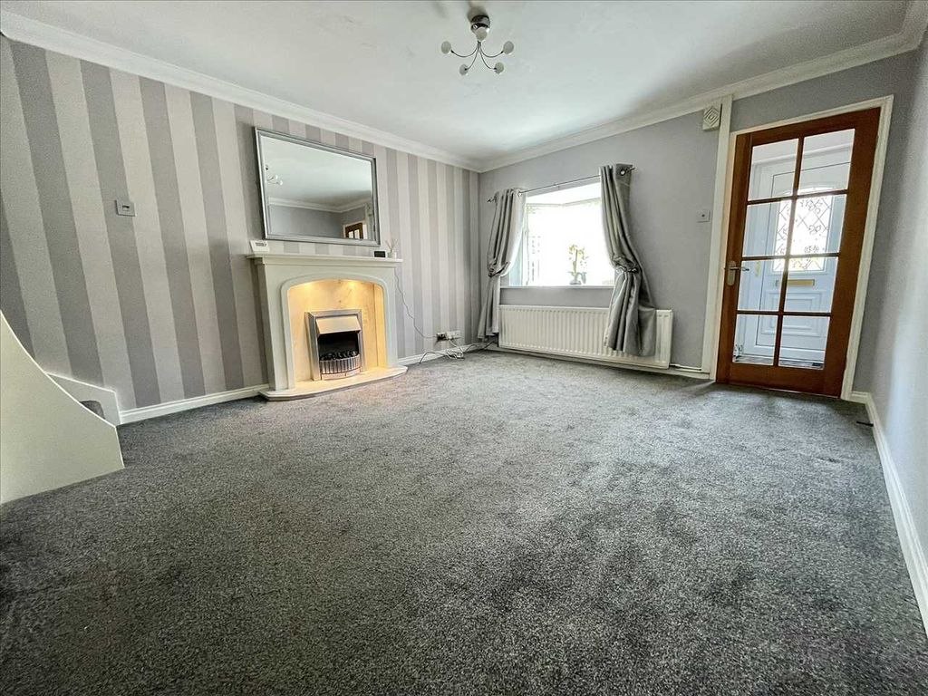 Property photo 3 of 11 Lounge