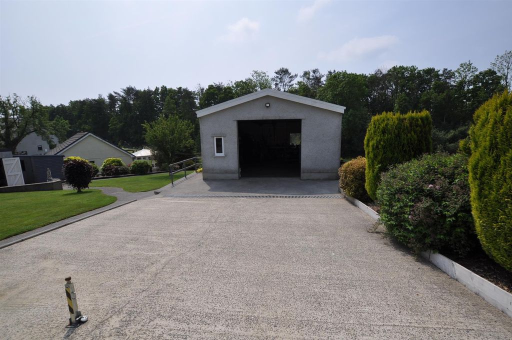 Property photo 3 of 31 Garage
