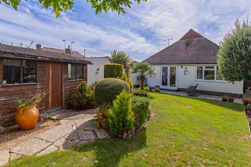 Property photo 3 of 17 Frobisher Close_5.Jpg