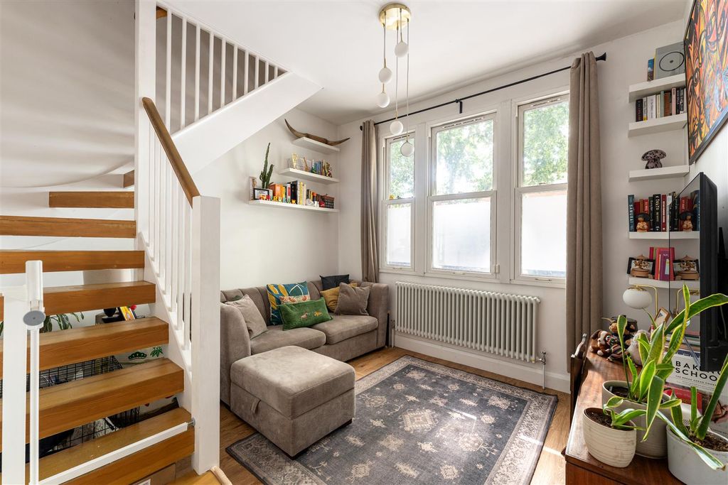 Property photo 2 of 30 Shacklewell Lane, E8