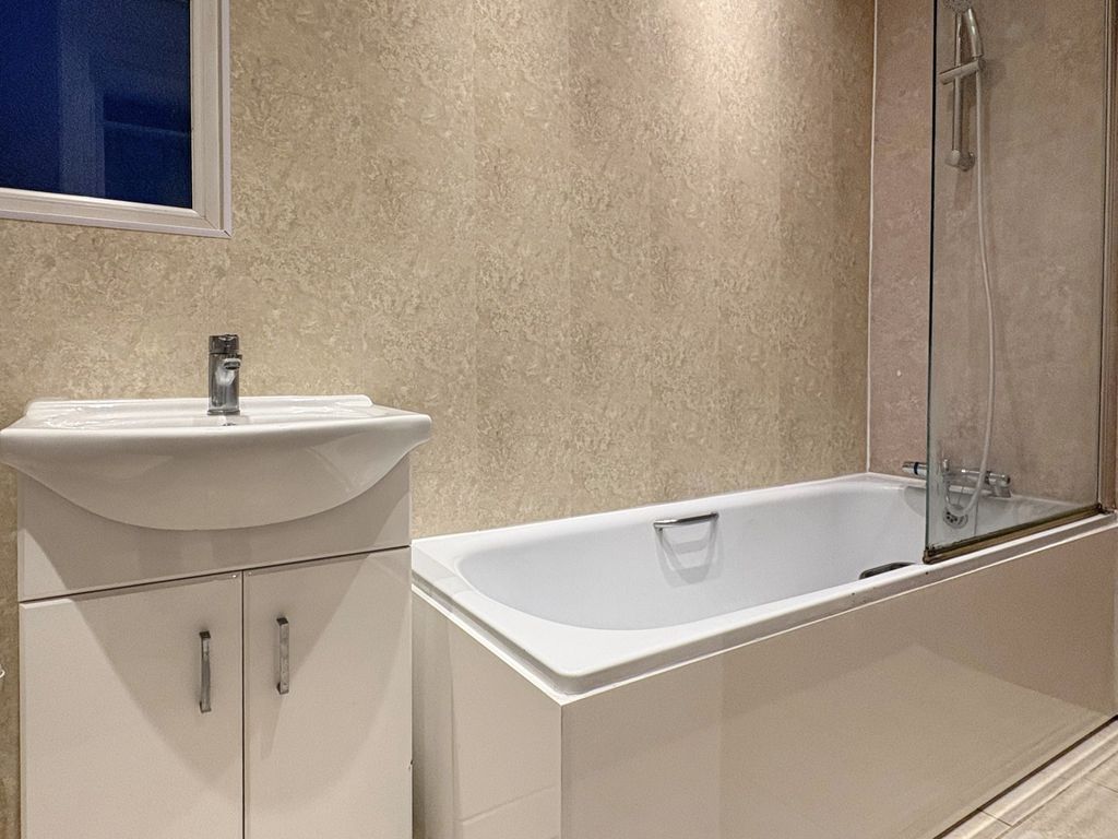 Property photo 1 of 15 Modern Bathroom With A Fitted White Bath And Vanit...