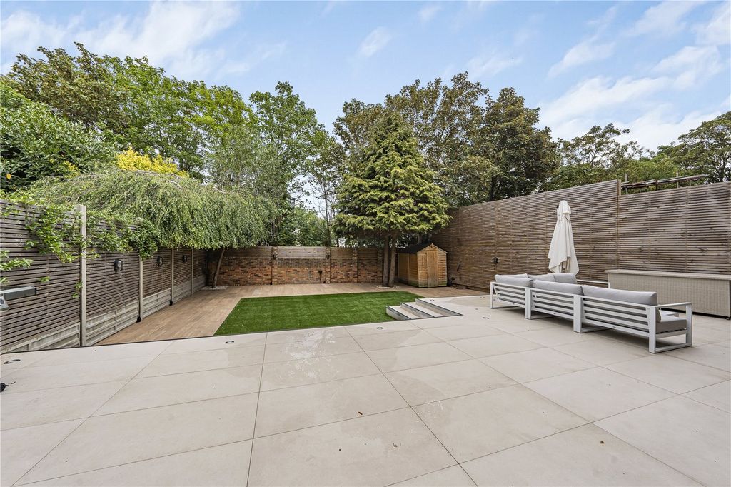 Property photo 3 of 17 Garden