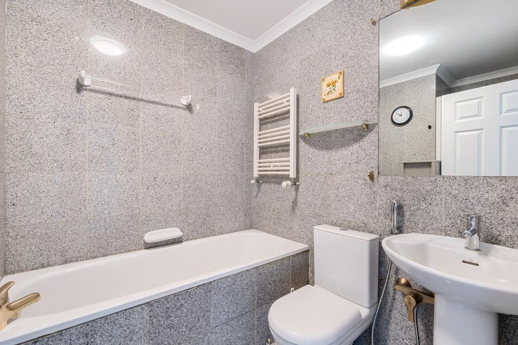 Property photo 3 of 11 Bathroom