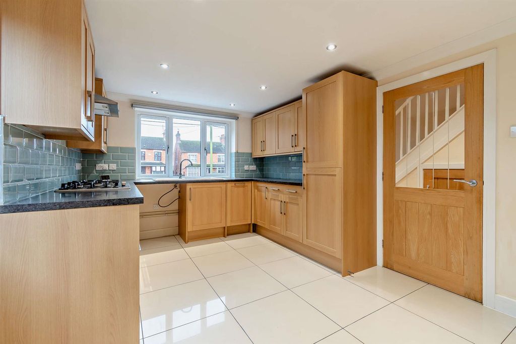 Property photo 2 of 10 8678825-Interior02-800.Jpg