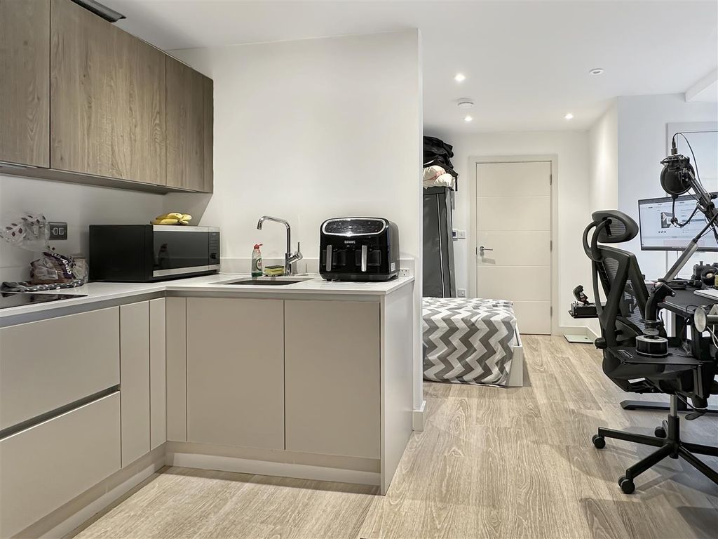 Property photo 2 of 8 Living Space (1)