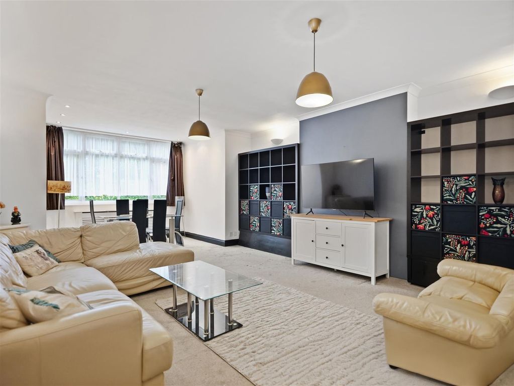 Property photo 2 of 25 Lounge/Diner