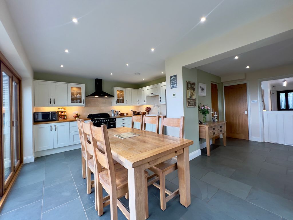 Property photo 3 of 22 Kitchen/Diner