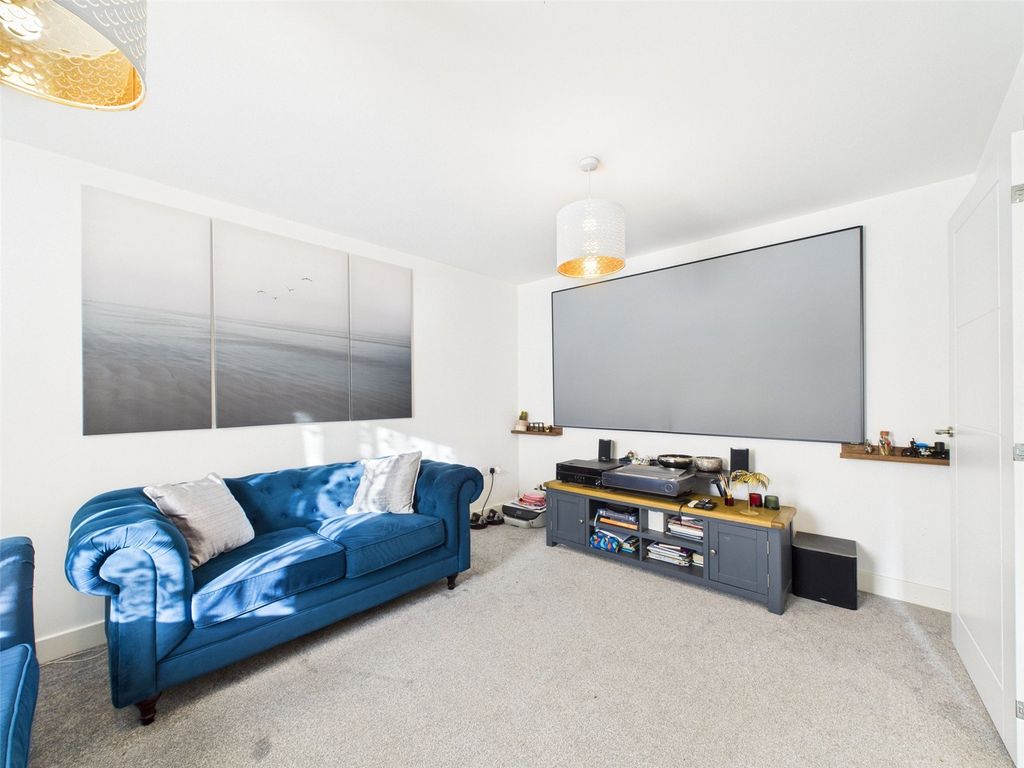 Property photo 2 of 12 Picture No. 15