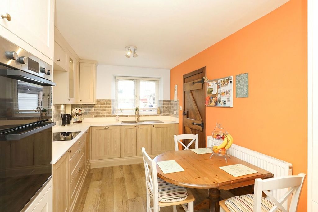 Property photo 2 of 28