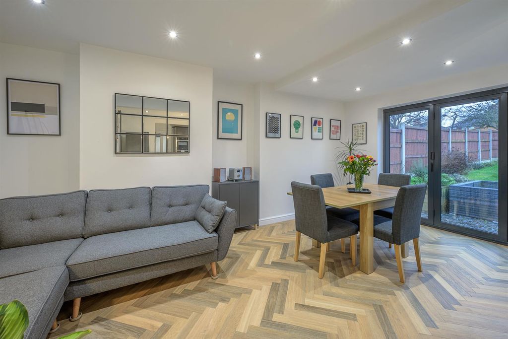 Property photo 3 of 27