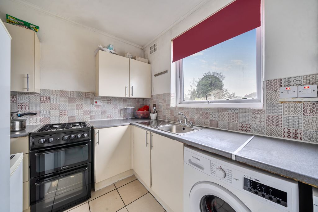 Property photo 3 of 8 Kitchen