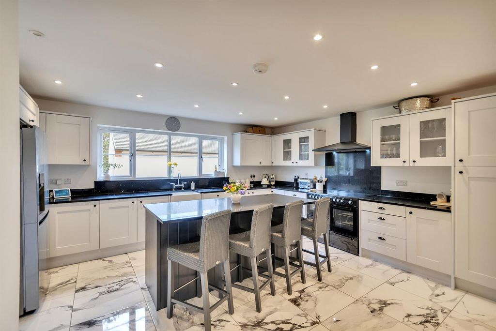 Property photo 3 of 17 Kitchen