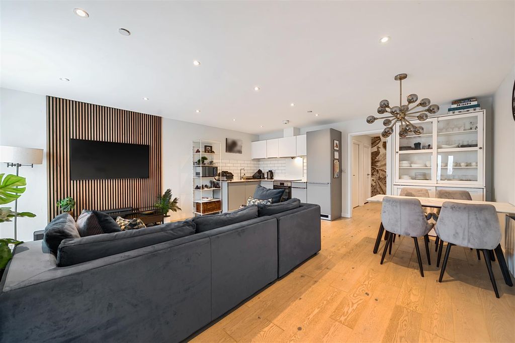 Property photo 2 of 12 1385160-4-6933013F906Ed.Jpg