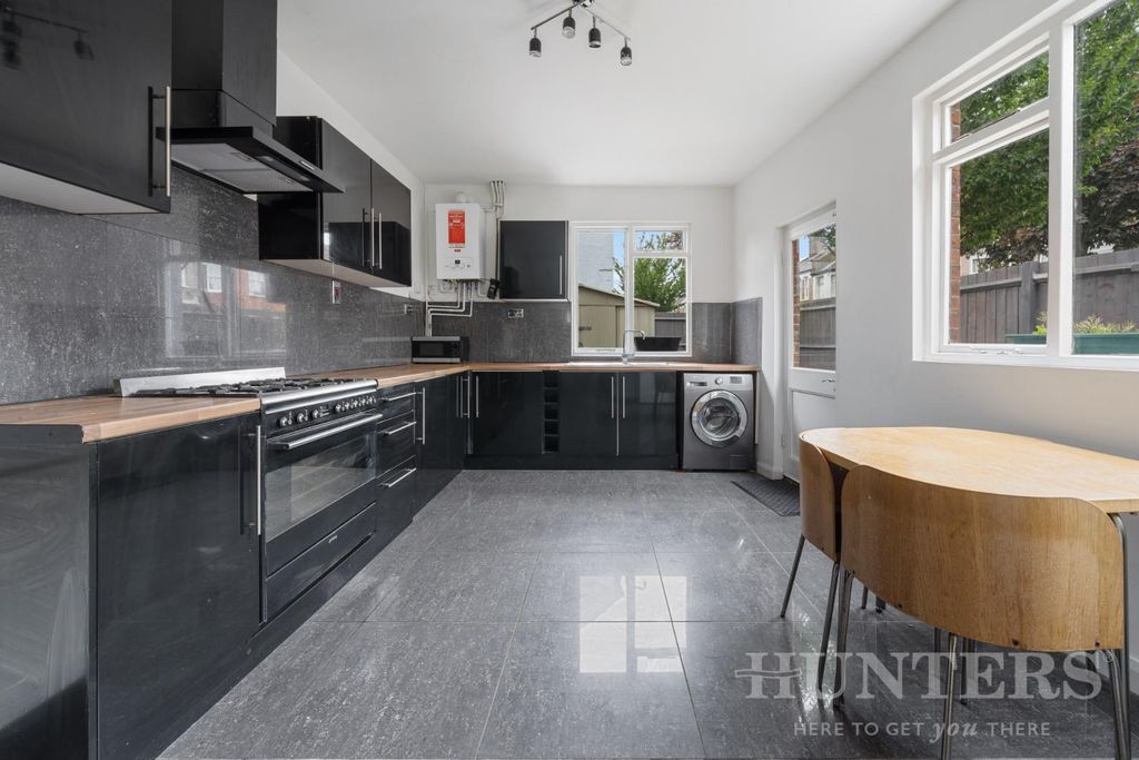 Property photo 3 of 15 61 Fairbourne Road N17 6Tp-4.Jpg