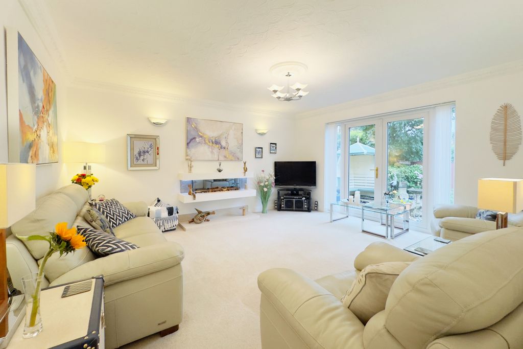 Property photo 2 of 21 Living Room