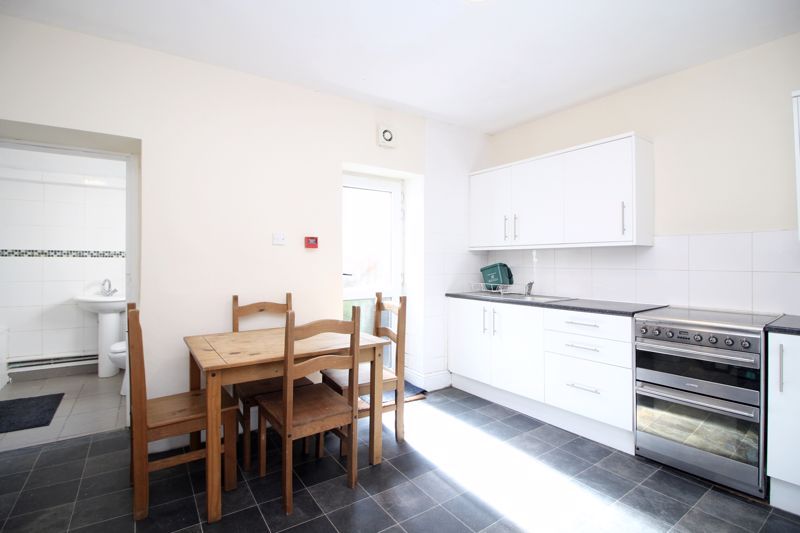 Property photo 3 of 10 Kitchen