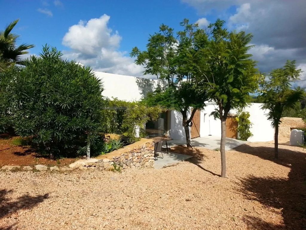 Property photo 3 of 10 Courtyard
