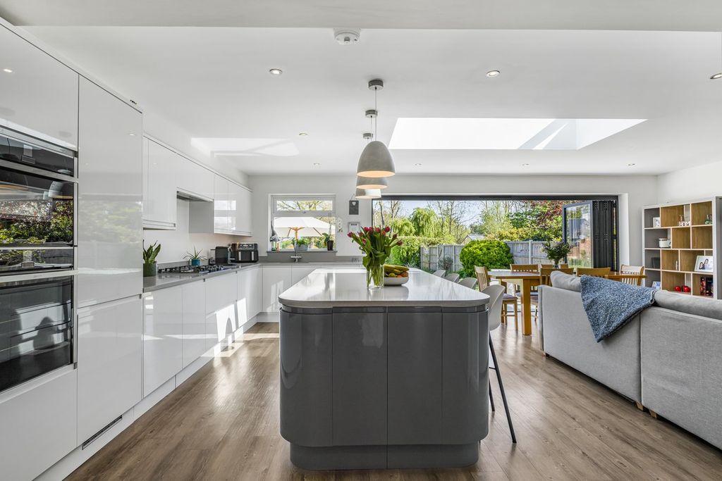 Property photo 2 of 23