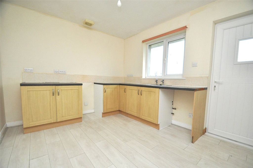 Property photo 3 of 9 Kitchen (1)