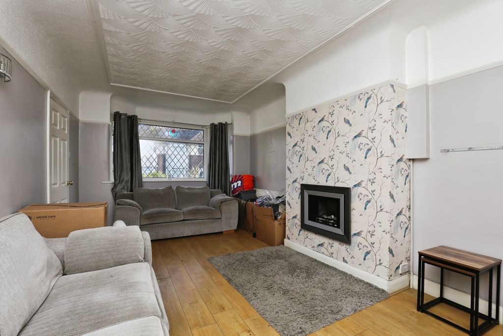 Property photo 3 of 14 Lounge