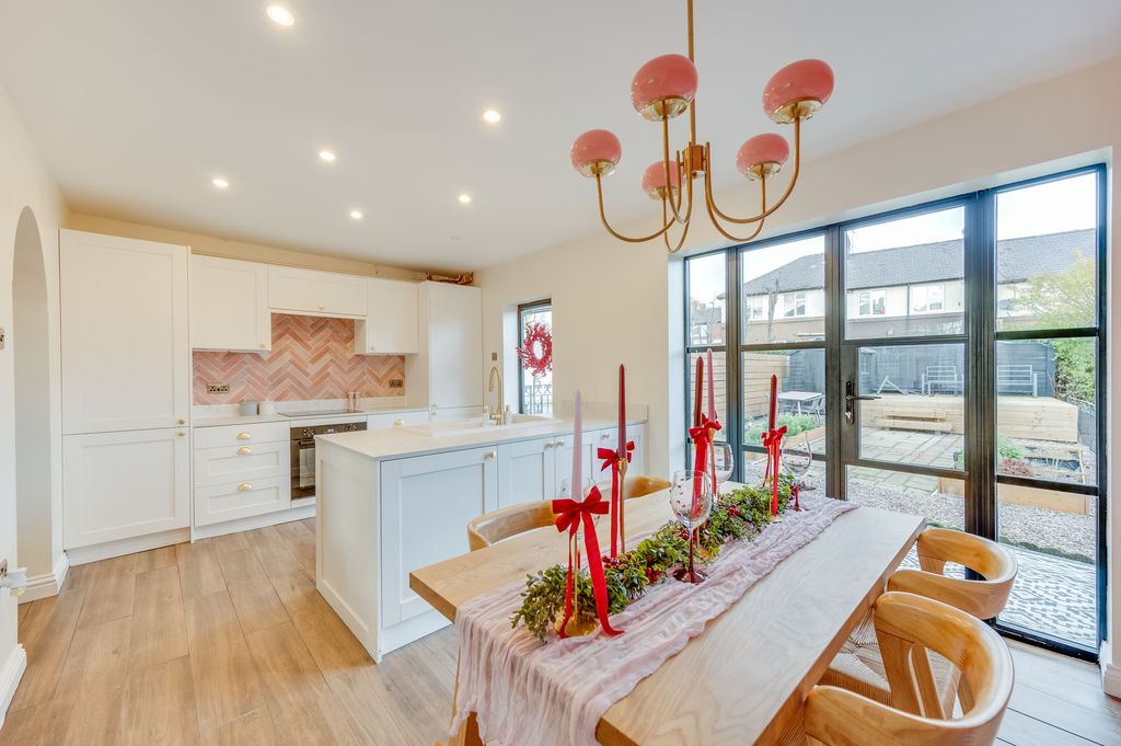 Property photo 3 of 27