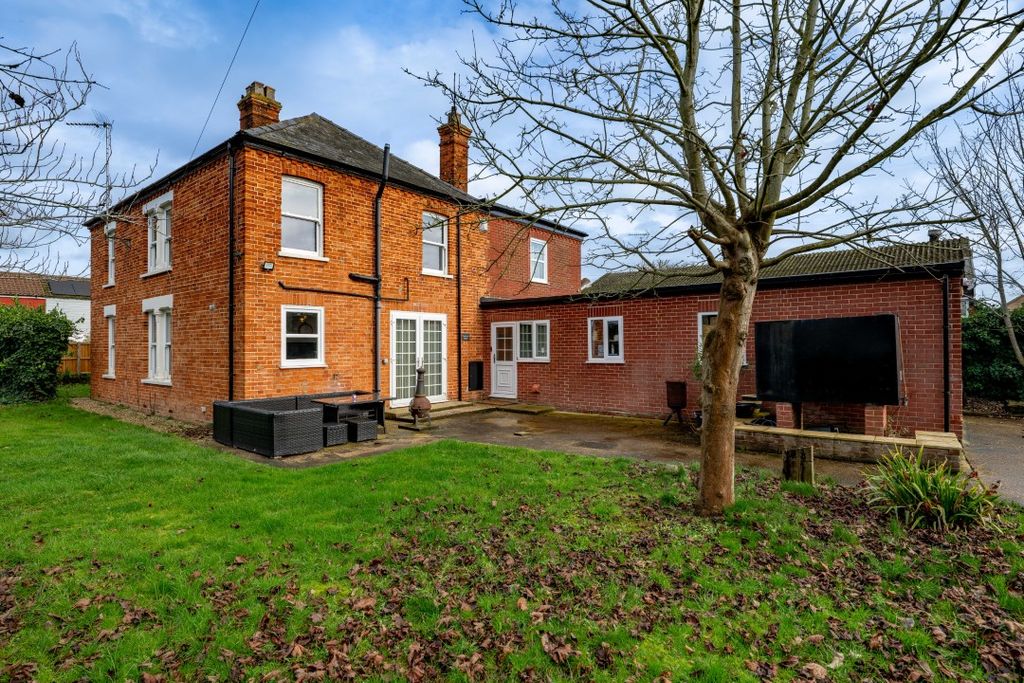 Property photo 2 of 28