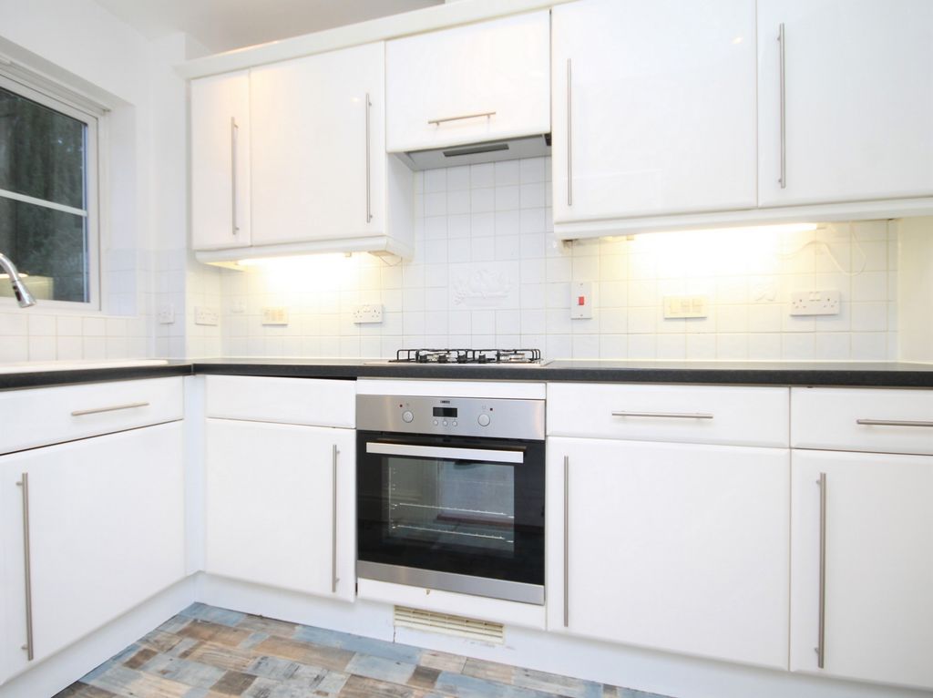 Property photo 3 of 10 Kitchen