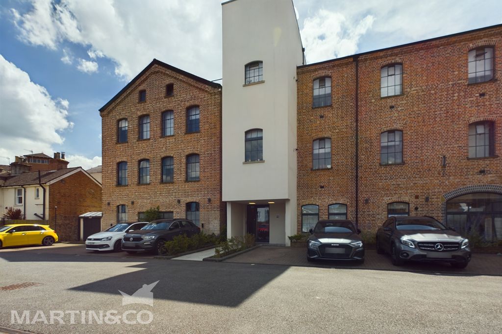 Property photo 1 of 13 Cam01953G0-Pr0058-Still015