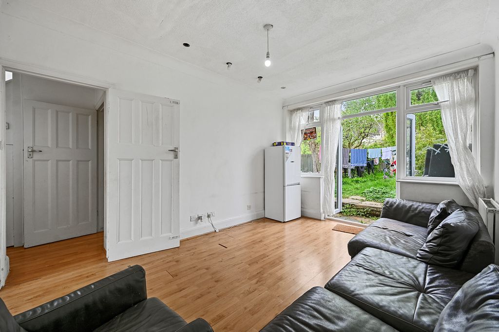 Property photo 2 of 11 9