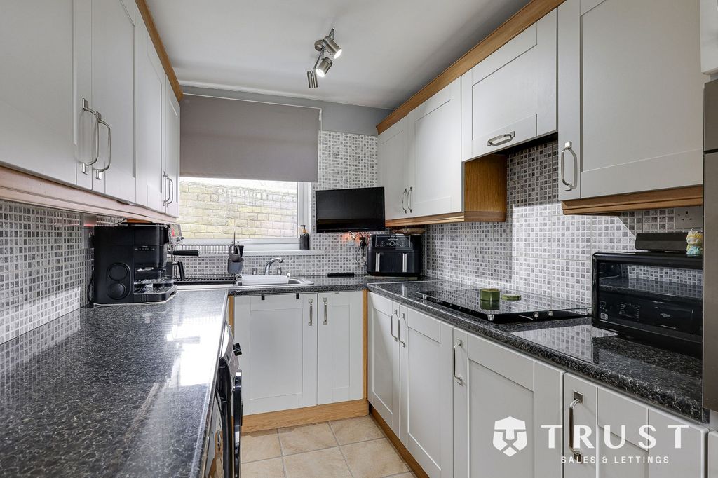 Property photo 2 of 33