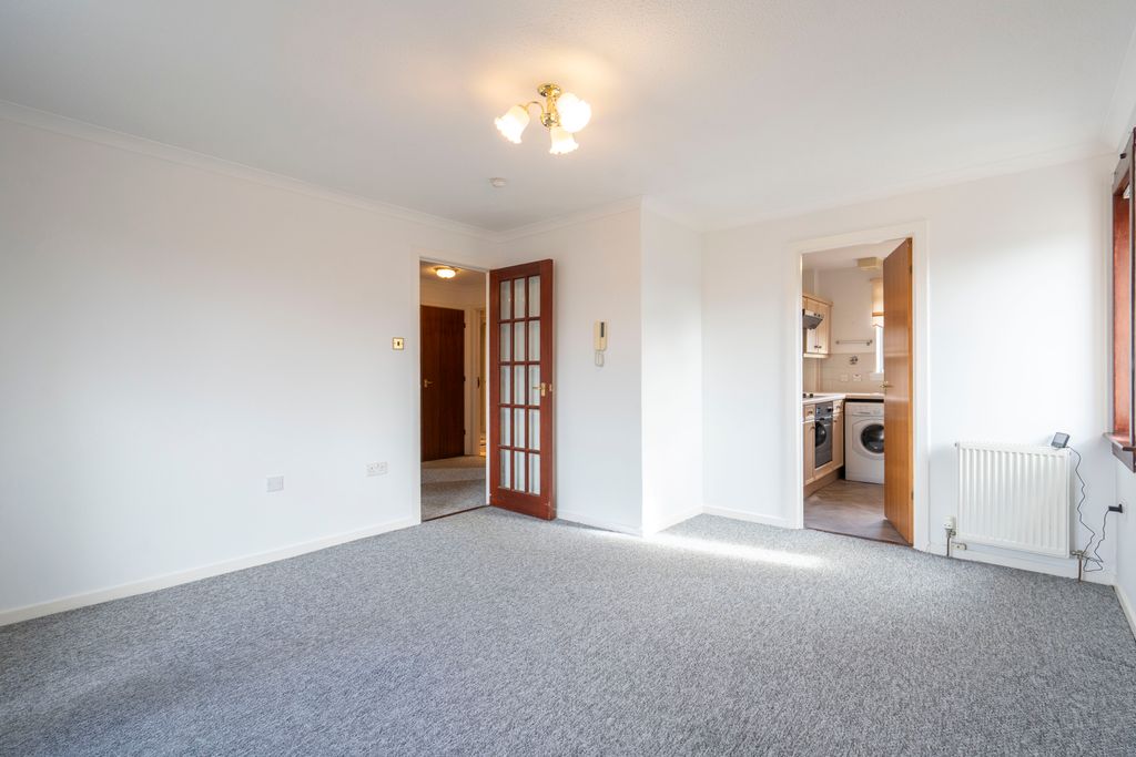 Property photo 2 of 12 South Loch Park Livingroom