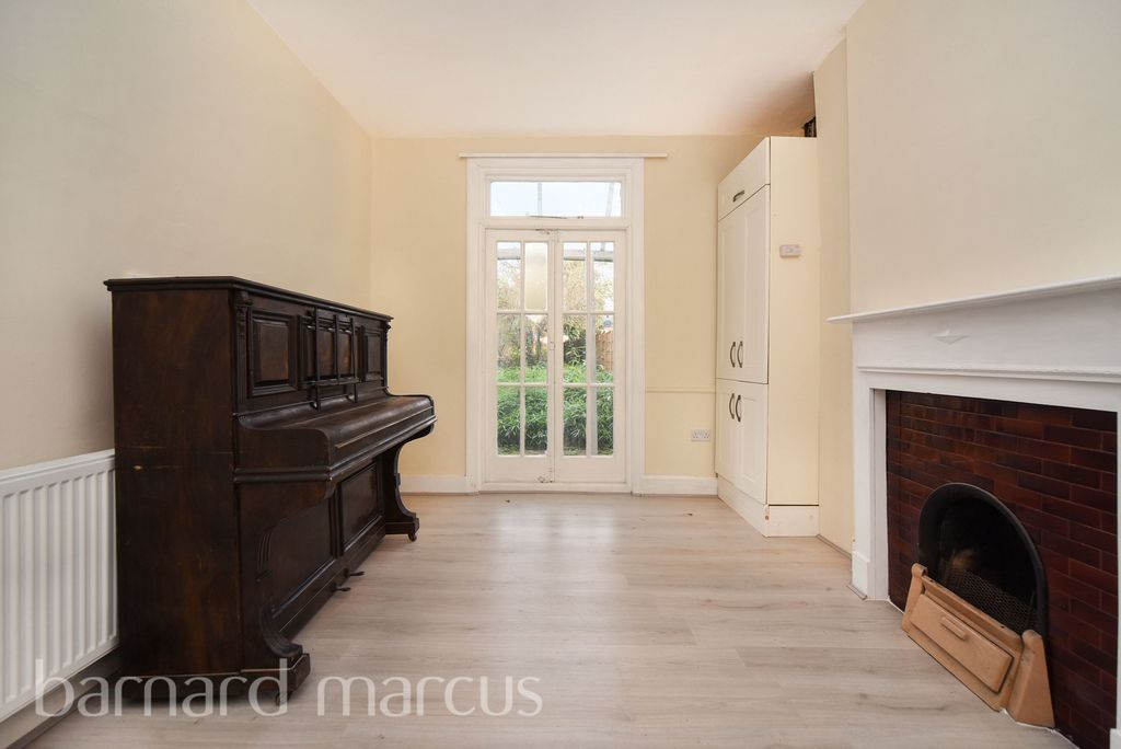 Property photo 2 of 8 Bedroom 1