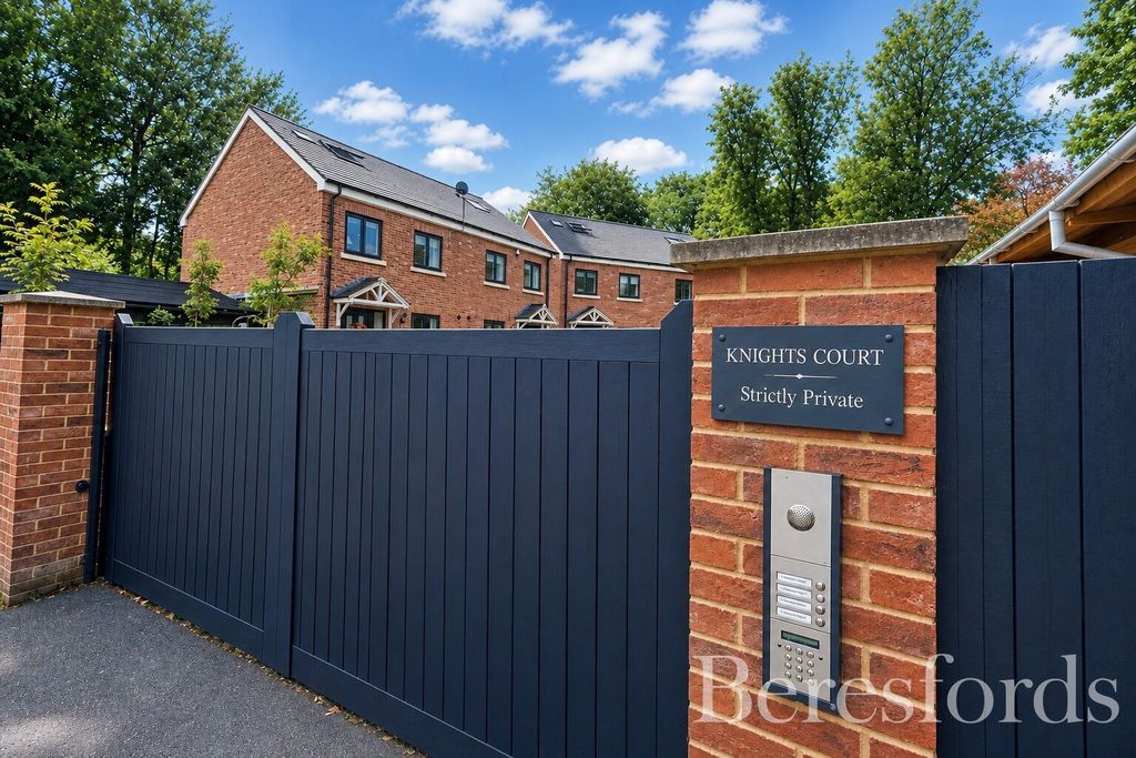 Property photo 2 of 18 Private Gates