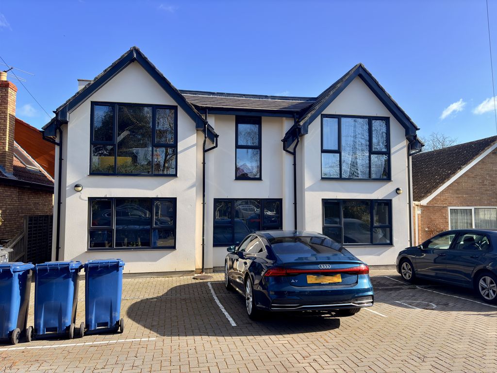 Property photo 1 of 8 Two Bedroom Flat On Cambridge Rd, Cb22