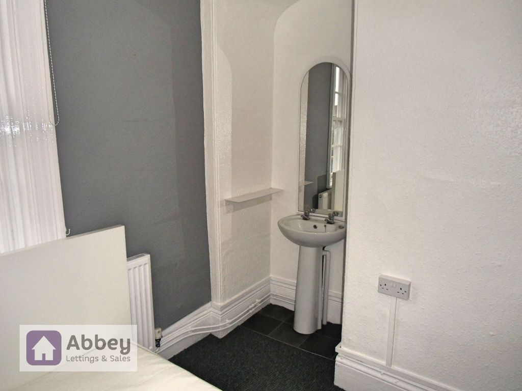 Property photo 3 of 9 Room