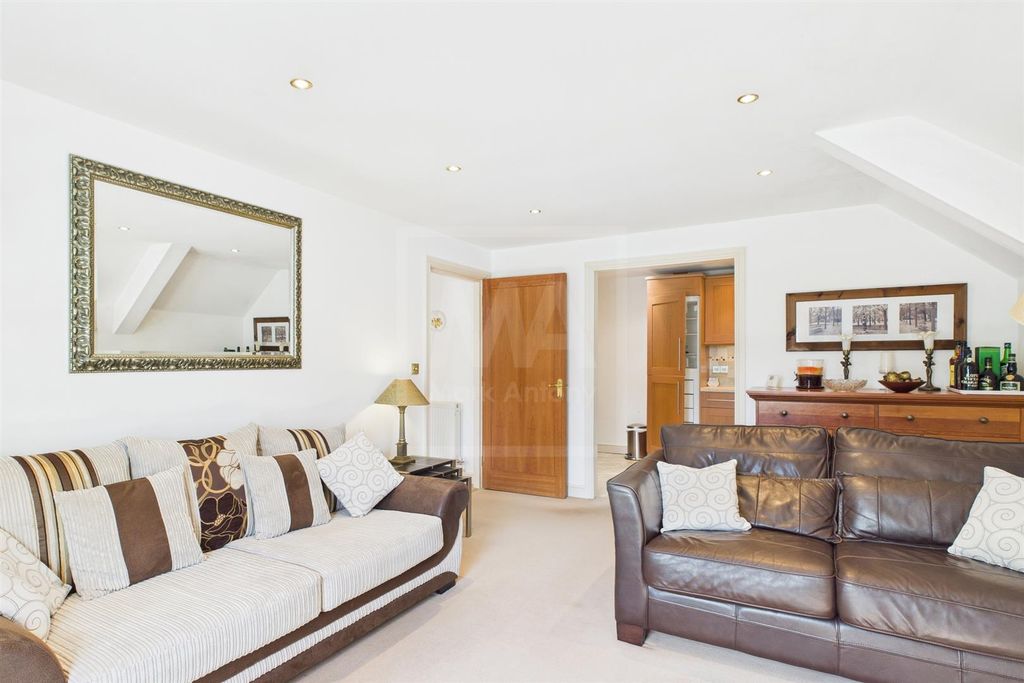 Property photo 3 of 15 Lounge