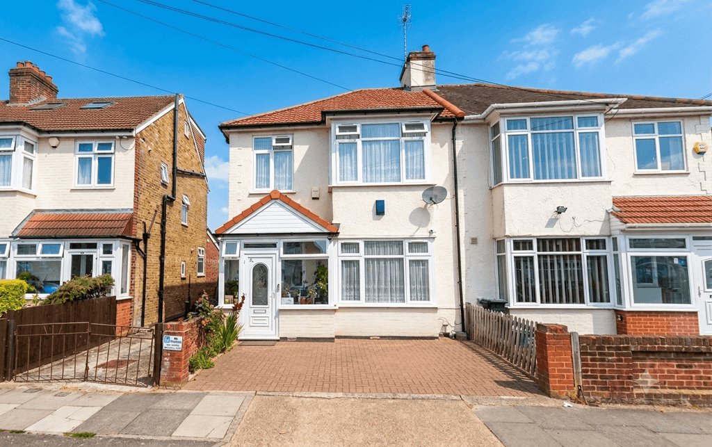 Property photo 1 of 14 4 Bed Semi-Detached House For Sale Cranbrook Road, Hounslow Tw4
