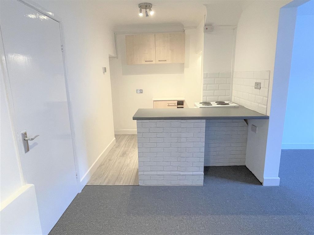 Property photo 2 of 28 Kitchen/Dining Area: