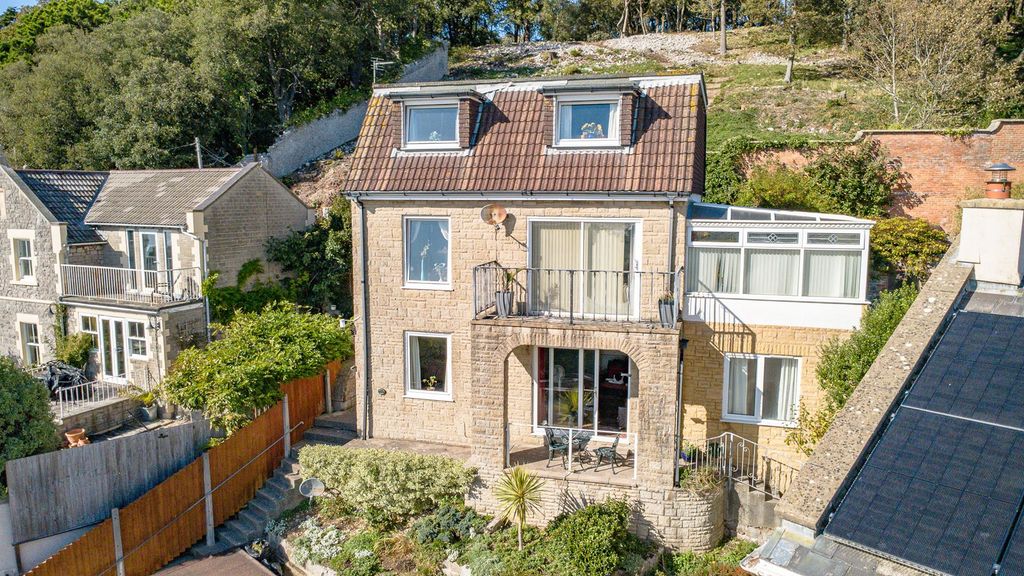 Property photo 1 of 37 Windsong Front