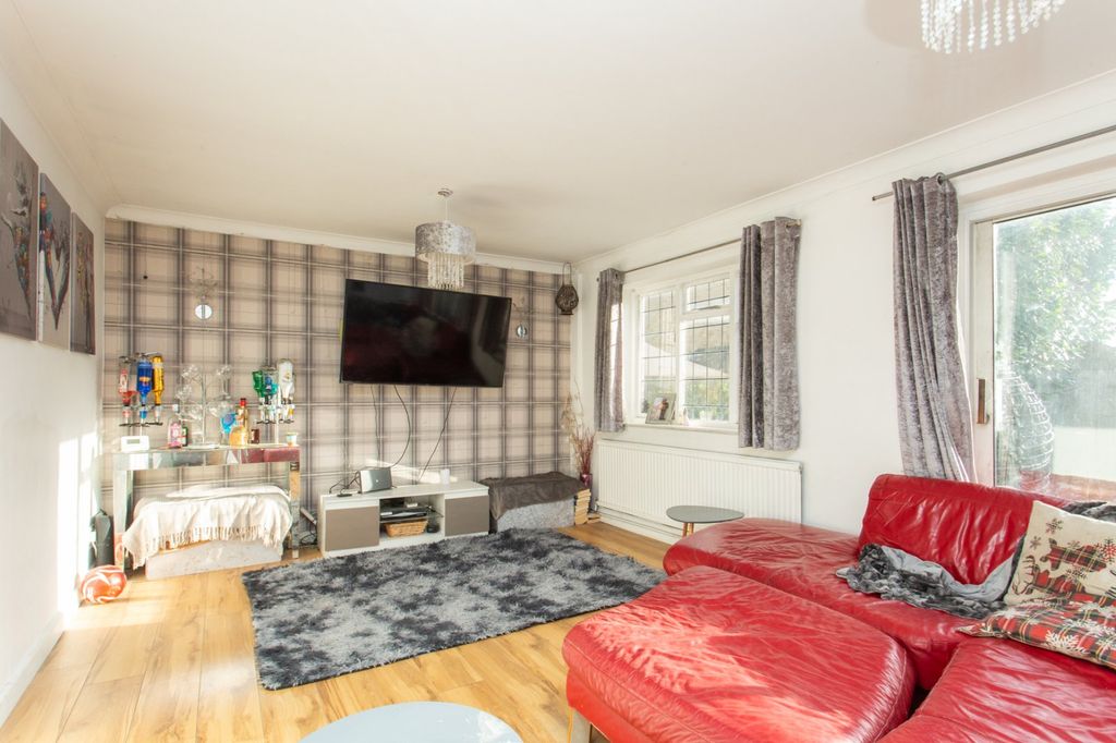 Property photo 3 of 17 Picture 3