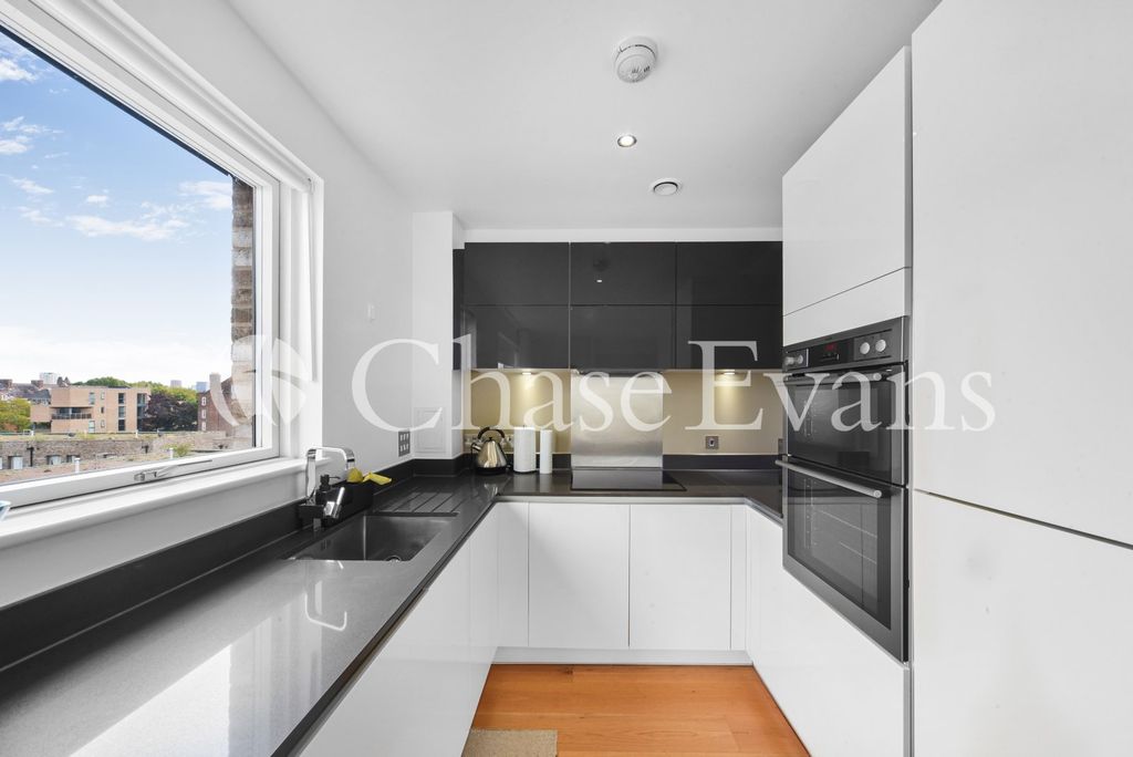 Property photo 3 of 10 Kitchen