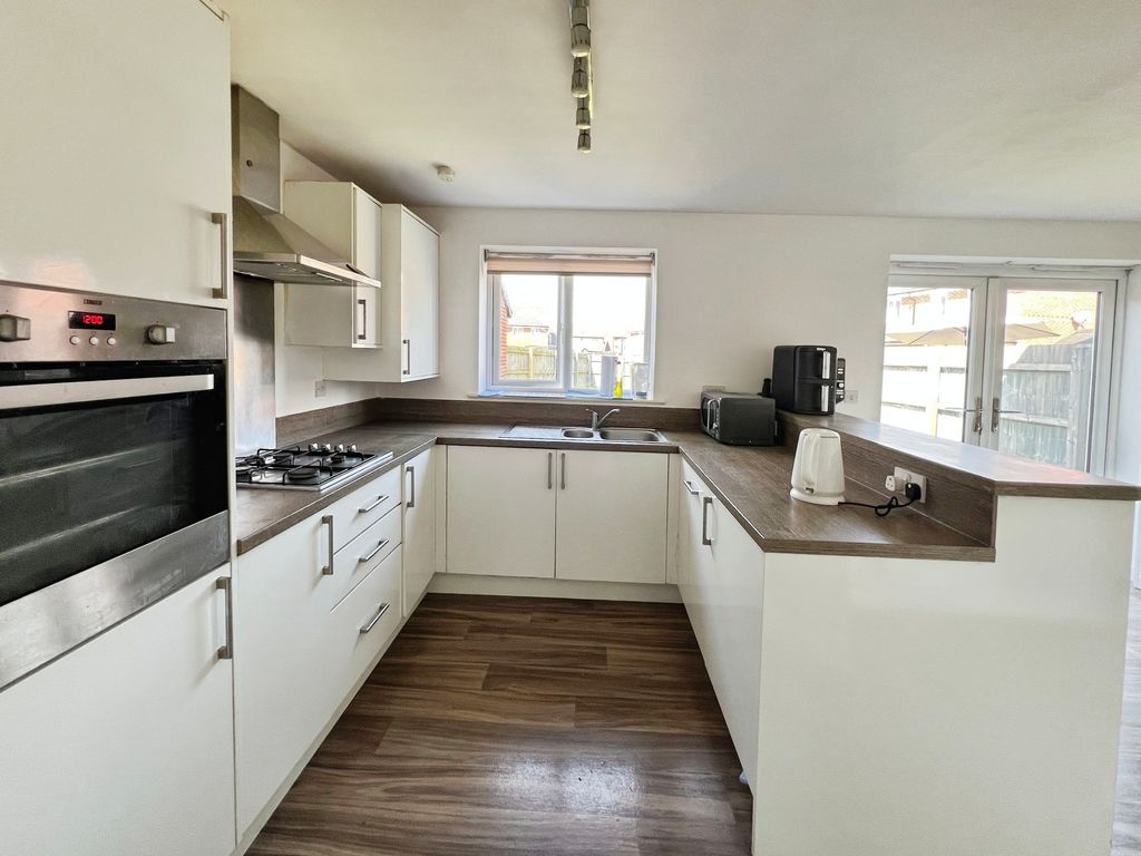 Property photo 3 of 17 Kitchen
