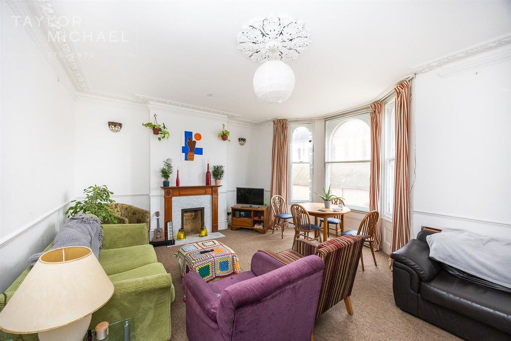 Property photo 2 of 11 Living Room