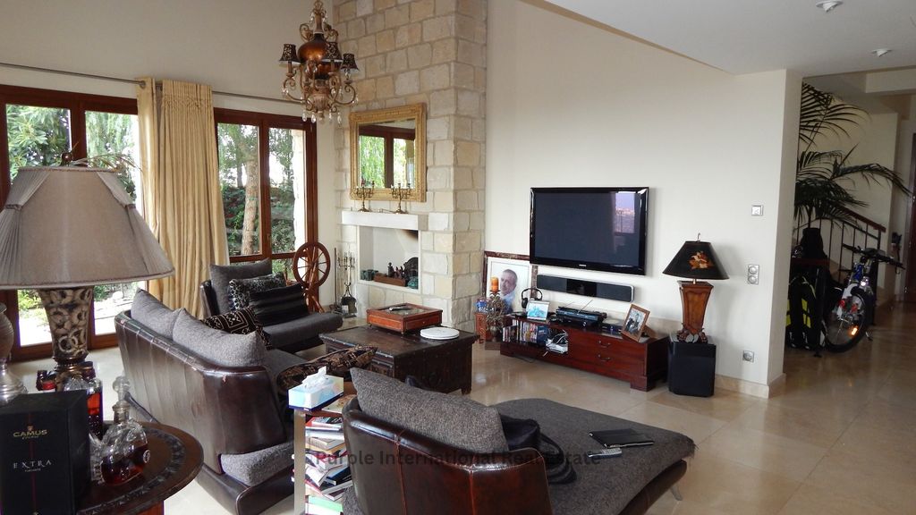 Property photo 2 of 35