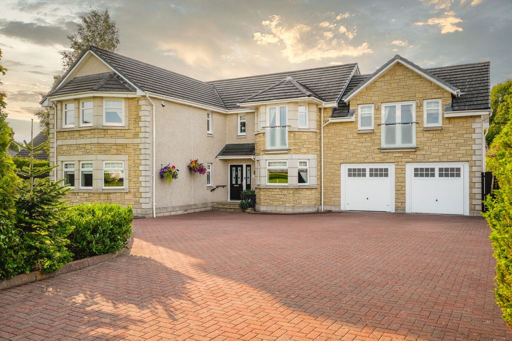 Property photo 1 of 68 Daylight Front View